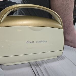 Cricut Cuttlebug Portable Die-Cutting Machine in Cream and Gold